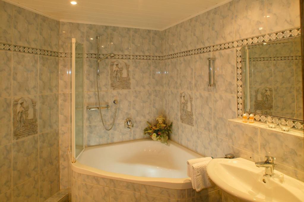Landhotel Lohmann Langenfeld  Bagian luar foto